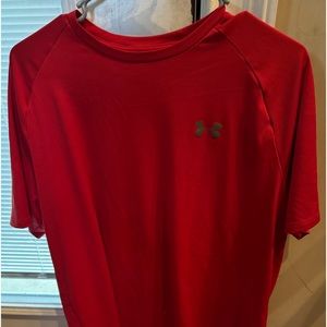 Men’s Dri fit red under armour tee size large like new condition